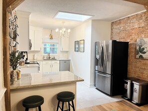 Private kitchen - Graceful historic estate in south-east Springfield-stained glass, upper veranda (Springfield)