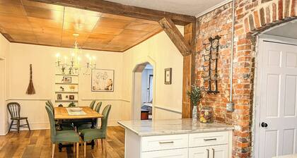 Graceful 1878 historic estate southern Springfield-stained glass, upper veranda
