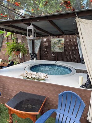 Outdoor spa tub - Luxury Tropical Oasis, Jungle Suite, Jacuzzi & Outdoor Kitchen (Hollywood)