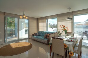 Dining - Luxury Penthouse in Jurerê Internacional: 150m² Terrace, Private Pool and Suite (Florianópolis)