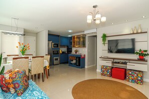 Smart TV - Luxury Penthouse in Jurerê Internacional: 150m² Terrace, Private Pool and Suite (Florianópolis)