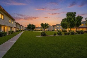A residential area with houses, a pathway, and trees. - Old Town Scottsdale - Pool - Grill - Sun Loungers (Scottsdale)