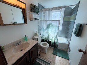 Towels, toilet paper - Private apartment suite in Omaha! (Omaha)