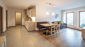 Un apartamento moderno con cocina, comedor y sala de estar.