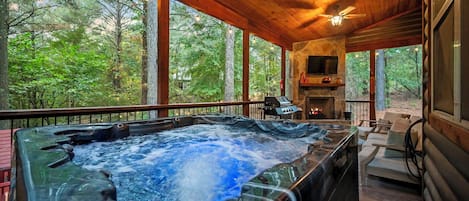 Outdoor spa tub