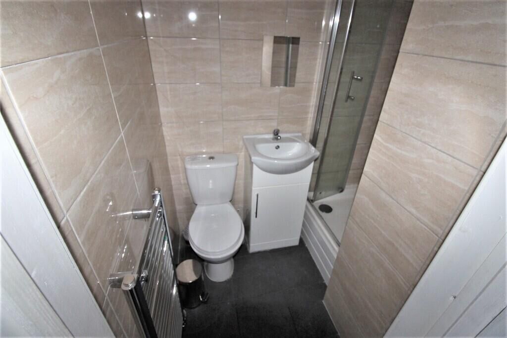 Apartment | Bathroom | Separate tub and shower, towels