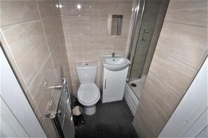 Apartment | Bathroom | Separate tub and shower, towels - Lalithaa Jewellery (Coventry)