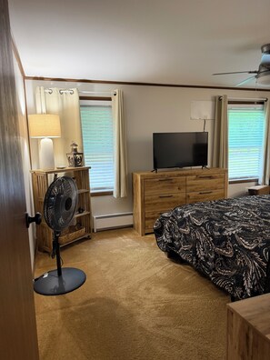 WiFi, bed sheets - Cozy, relaxing,  3-bedroom cottage on lake Ponderosa with AC in serene Honesdale (Honesdale)