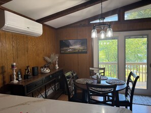 Dining - Cozy, relaxing,  3-bedroom cottage on lake Ponderosa with AC in serene Honesdale (Honesdale)