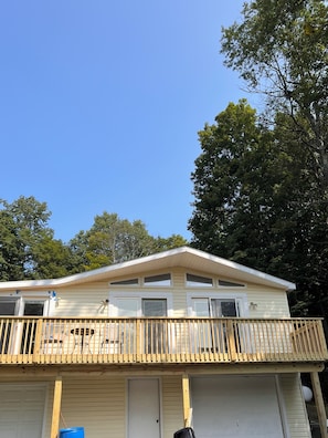 Exterior - Cozy, relaxing,  3-bedroom cottage on lake Ponderosa with AC in serene Honesdale (Honesdale)