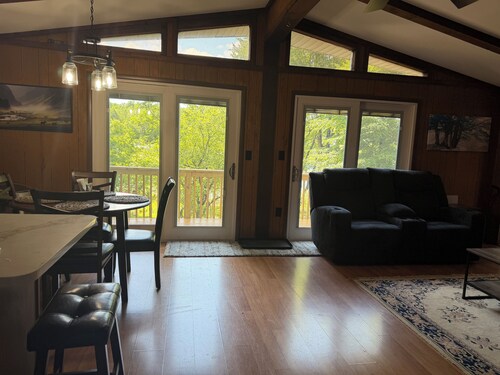 Cozy, relaxing,  3-bedroom home on lake Ponderosa with AC in serene Honesdale