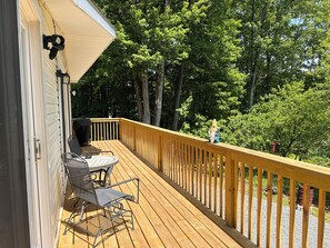Outdoor dining - Cozy, relaxing,  3-bedroom cottage on lake Ponderosa with AC in serene Honesdale (Honesdale)