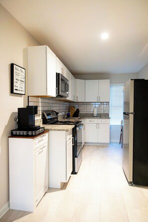 Fridge, microwave, oven, stovetop - Cozy and Modern 1-bedroom with kitchenette studio in lovely Calhoun GA (Calhoun)