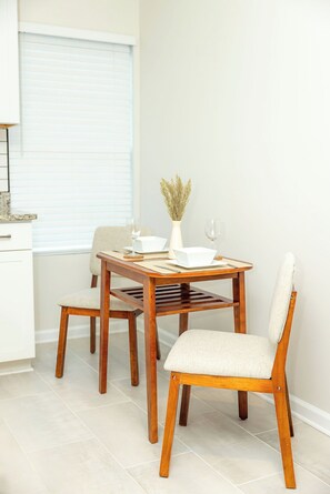 Dining - Cozy and Modern 1-bedroom with kitchenette studio in lovely Calhoun GA (Calhoun)