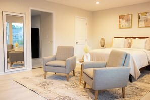Desk, iron/ironing board, free WiFi, bed sheets - Cozy and Modern 1-bedroom with kitchenette studio in lovely Calhoun GA (Calhoun)
