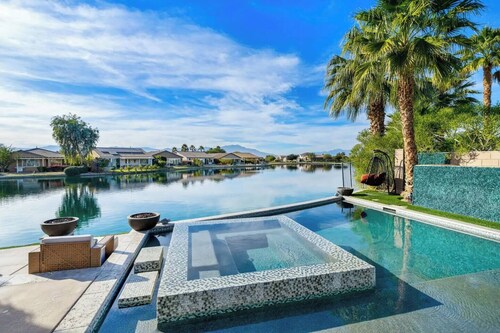 5 beds lakefront infinity pool firepit games