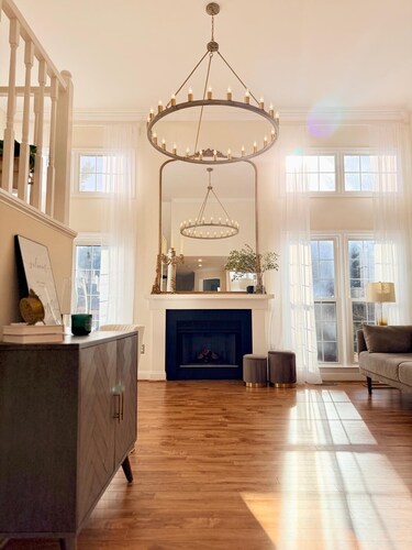 Chateau Lumière. Modern Townhome. 15 Mins to IAD