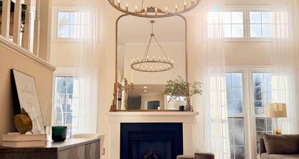 Chateau Lumière. Modern Townhome. 15 Mins to IAD