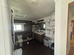 Shower, hair dryer, bidet, towels - Reset by the Bay | Fire Pit • Hiking • Ocean Views (Canning)