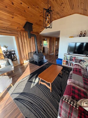 Smart TV, fireplace, books - Reset by the Bay | Fire Pit • Hiking • Ocean Views (Canning)