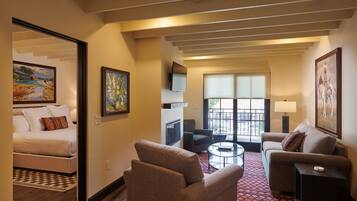 Deluxe Suite, 1 Bedroom | Living area
