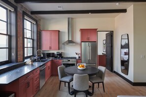 Suite Supérieure, 2 chambres | Cuisine privée | Réfrigérateur, micro-ondes, four, plaque de cuisson