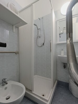 Dusche, Haartrockner, Bidet, Handtücher