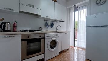 Wasserkocher mit Kaffee-/Teezubehör, Kühlschrank, Ofen, Herdplatte