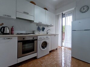 Kühlschrank, Ofen, Herdplatte, Wasserkocher mit Kaffee-/Teezubehör