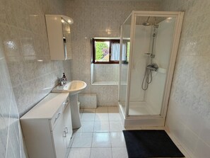 Bathroom - Vrbo Property (Treigny-Perreuse-Sainte-Colombe)