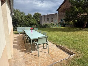 Outdoor dining - Vrbo Property (Treigny-Perreuse-Sainte-Colombe)