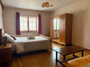 Room - Vrbo Property (Treigny-Perreuse-Sainte-Colombe)