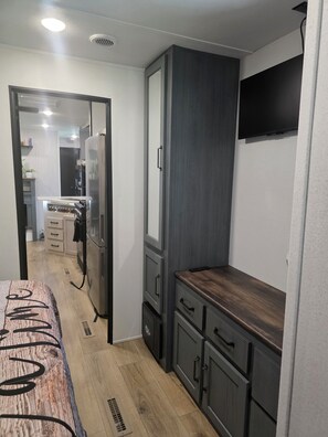 2 bedrooms, WiFi (free), bed sheets - New RV Sleepy Owl ,2-bedroom, 2 bathroom, 1 mile from lake Somerville. (Somerville)