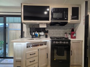 Coffee/tea maker, fridge, microwave, oven - New RV Sleepy Owl ,2-bedroom, 2 bathroom, 1 mile from lake Somerville. (Somerville)