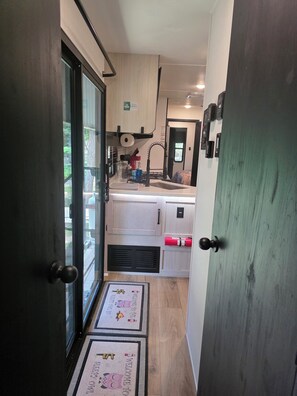 Interior - New RV Sleepy Owl ,2-bedroom, 2 bathroom, 1 mile from lake Somerville. (Somerville)