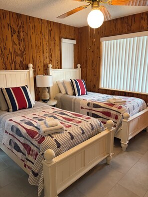 Tabla de planchar con plancha, wifi, ropa de cama
