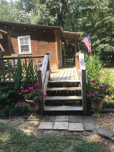 2-bedroom cabin right outside of Starkville with AC for relaxing stays