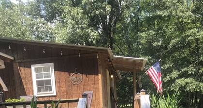 2-bedroom cabin right outside of Starkville with AC for relaxing stays