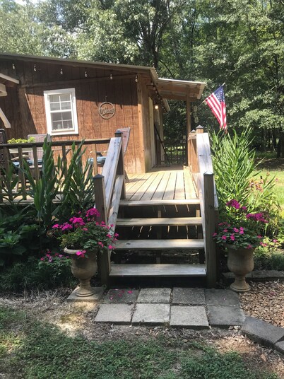 2-bedroom cabin right outside of Starkville with AC for relaxing stays