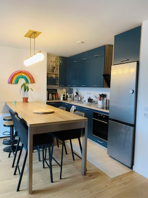 Private kitchen - Family Apartment—sleeps 6—parking and balcony—near Paris (Clichy)