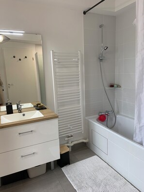 Bathroom - Vrbo Property (Clichy)