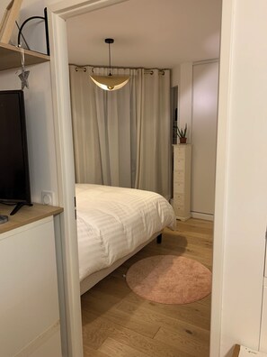 Room - Vrbo Property (Clichy)