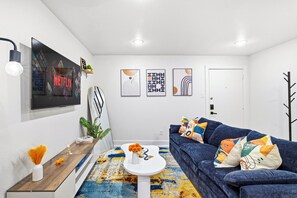 Smart TV - Luxury Art Loft 1BR• Mins to Deep Ellum & Downtown • Free Parking • Fast WIFI (Dallas)