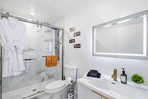 Shower, hair dryer, towels, soap - Luxury Art Loft 1BR• Mins to Deep Ellum & Downtown • Free Parking • Fast WIFI (Dallas)