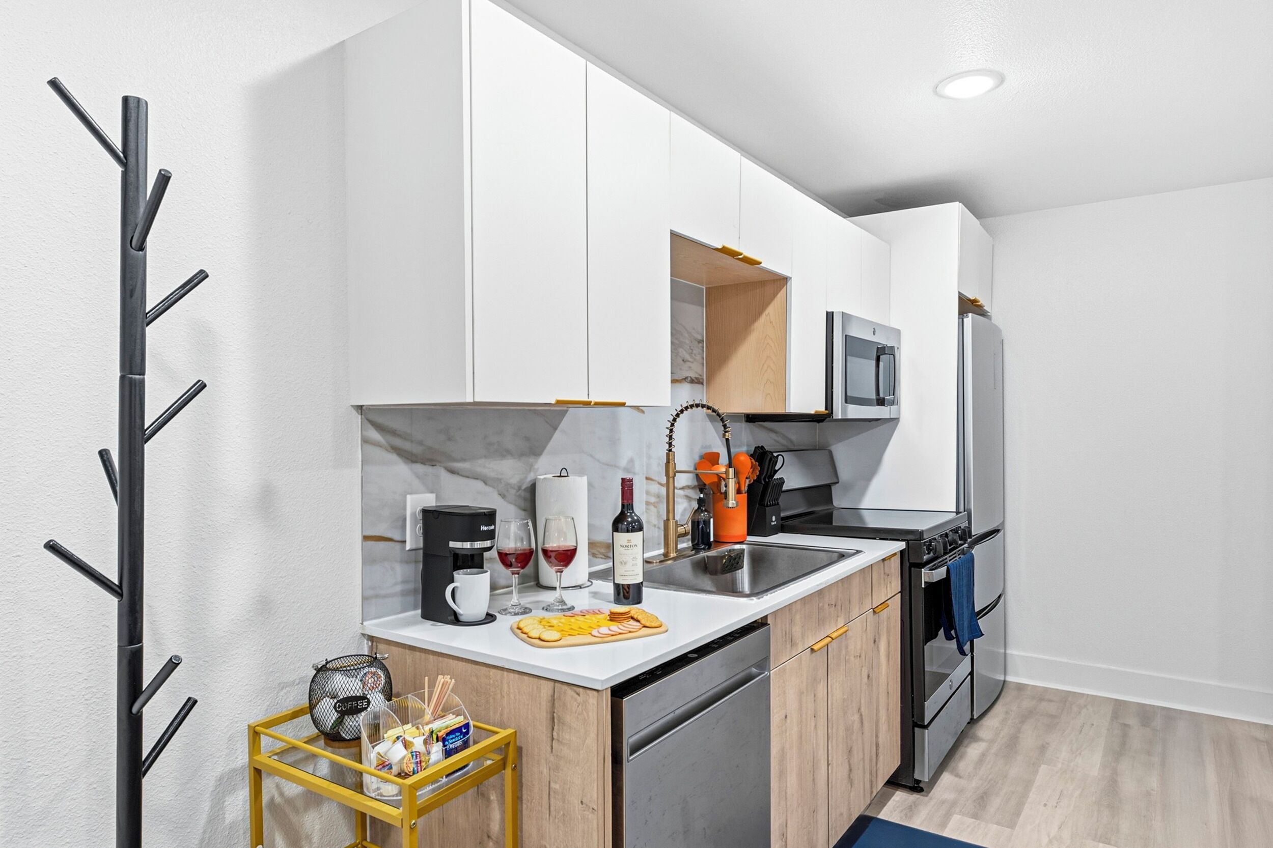 Coffee/tea maker, fridge, microwave, oven
