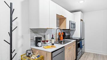 Coffee/tea maker, fridge, microwave, oven