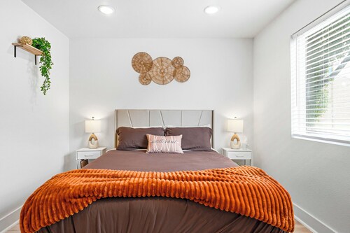 Highly Rated Art Loft• Mins to Deep Ellum & Downtown• Free Parking • Fast WIFI