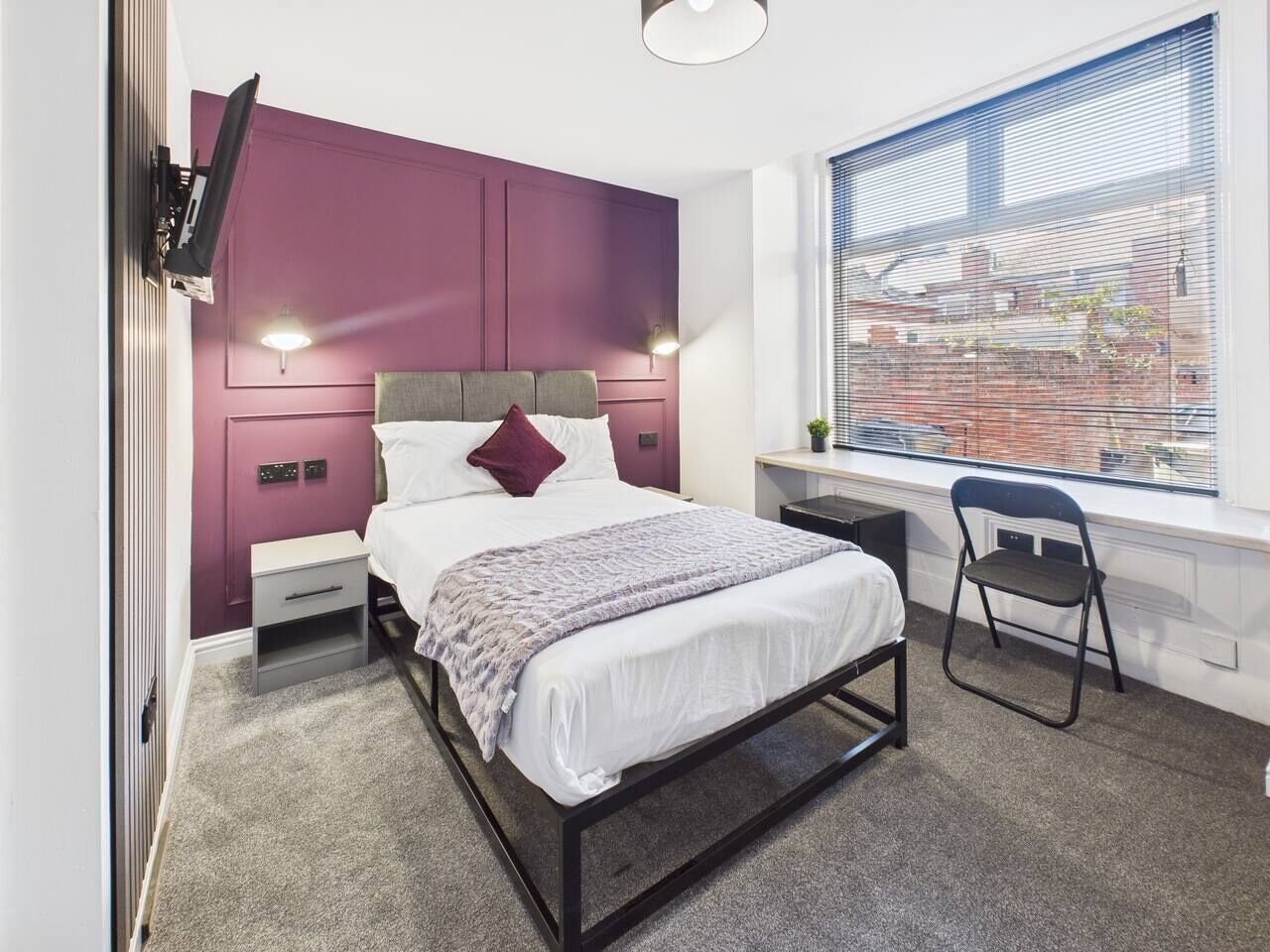 6 bedrooms, desk, WiFi, bed sheets