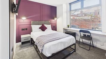 6 bedrooms, desk, WiFi, bed sheets