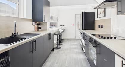 6-Bed 6-Bath | Direct Metro Access | South Shields
